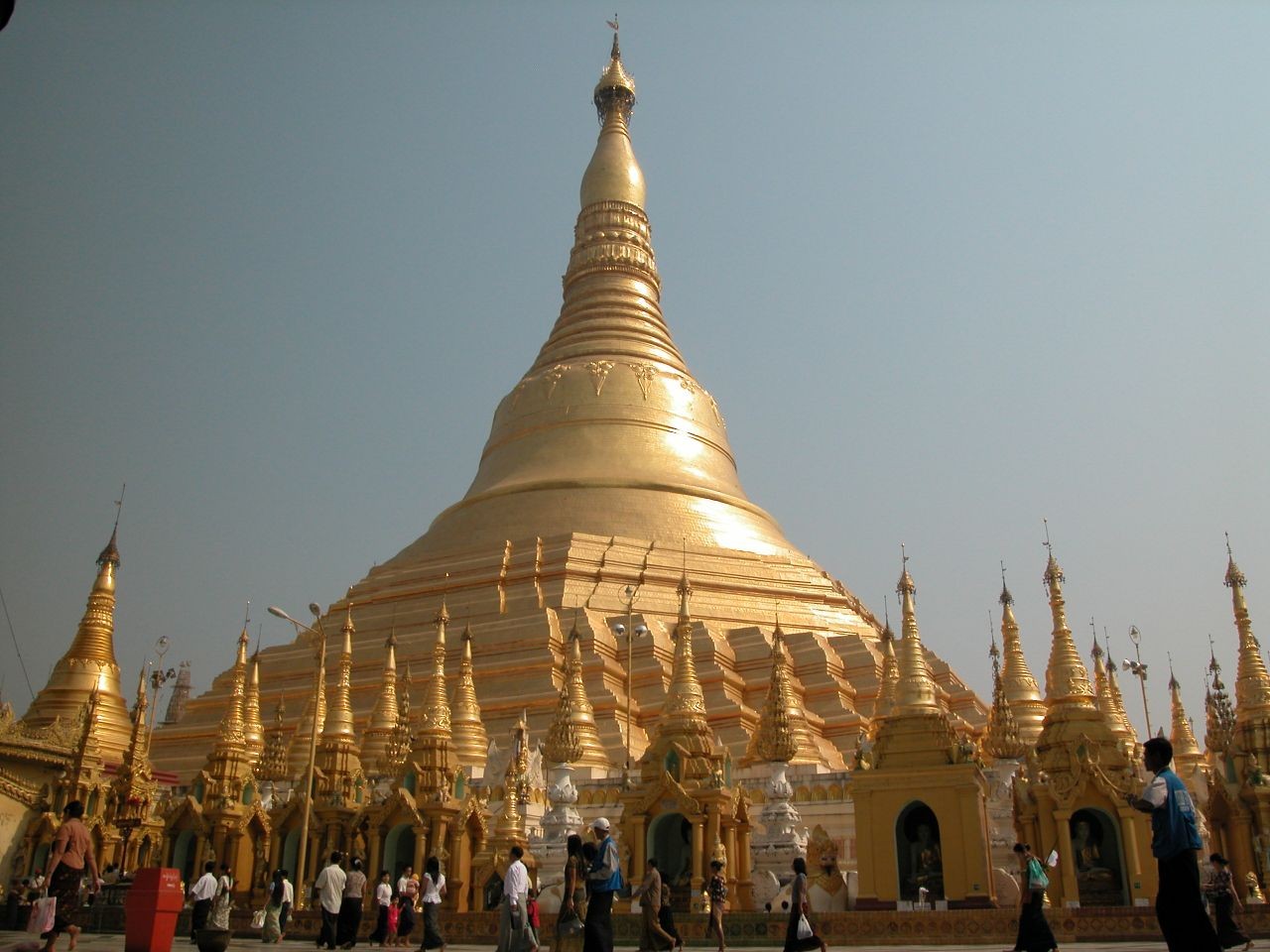 la pagode Shwedagon à Rangoon (Birmanie)