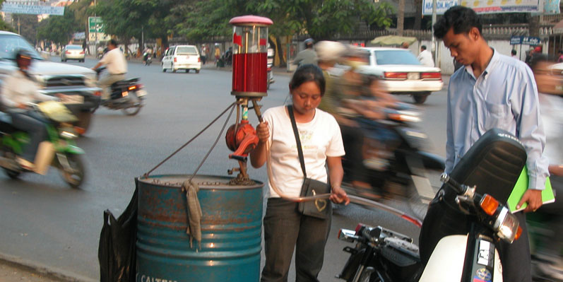 Pompiste à Phnom Penh au Cambodge