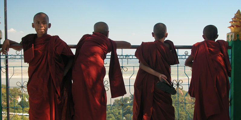 Moines à Mandalay en Birmanie